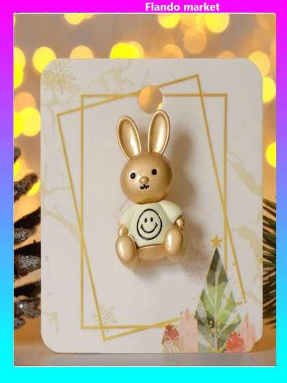 !Брошь новогодняя "Зайчик" в футболке со смайликом, цвет белый в матовом золоте