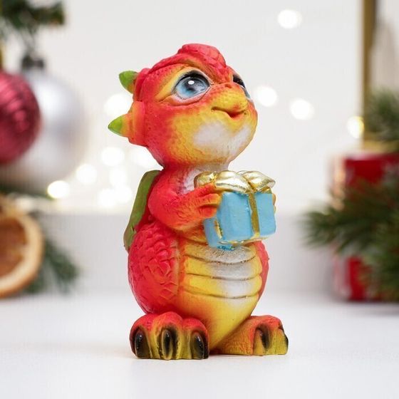 !09 Фигура "Дракончик с подарком" красная, 5,5х5х7,5 см.