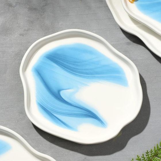 Тарелка керамическая неровный край «Разводы», 17 см, цвет бело-голубой