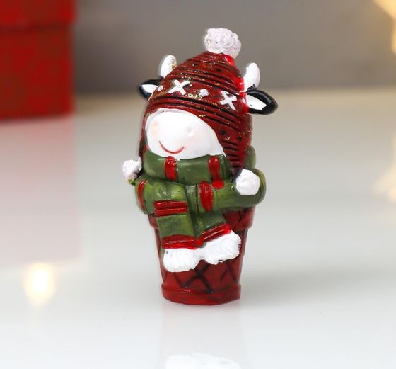 !09 Сувенир полистоун &quot;Бычок в вязаной шапке&quot; красный с зелёным 7,5 см.