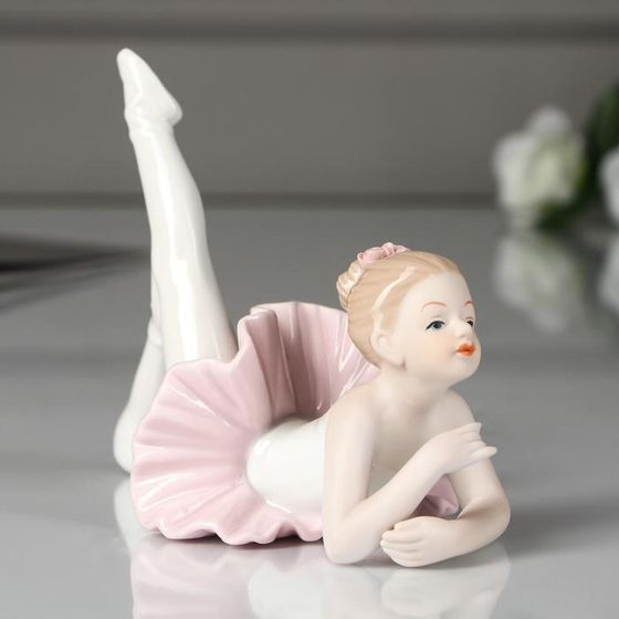 Сувенир керамика &quot;Малышка-балерина в пачке с розовой юбкой, тянет ножку&quot; 11х13,5х7,5 см