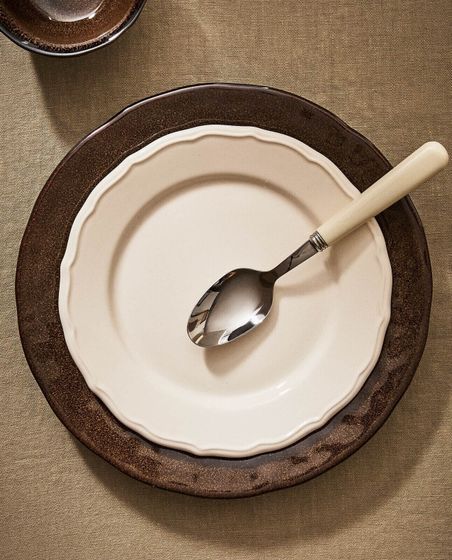 Earthenware dessert plate with raised-design edge