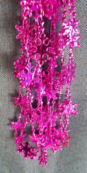 !09 НАБОР 3 ШТУКИ - ЕЛОЧНОЕ УКРАШЕНИЕ MARKO FERENZO - БУСЫ "СНЕЖИНКИ" 2,7 М., ЦВЕТ ФУКСИЯ