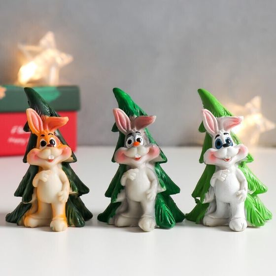 !09 Сувенир полистоун "Заяц перед ёлочкой" МИКС 4,5х4,5х6,8 см.