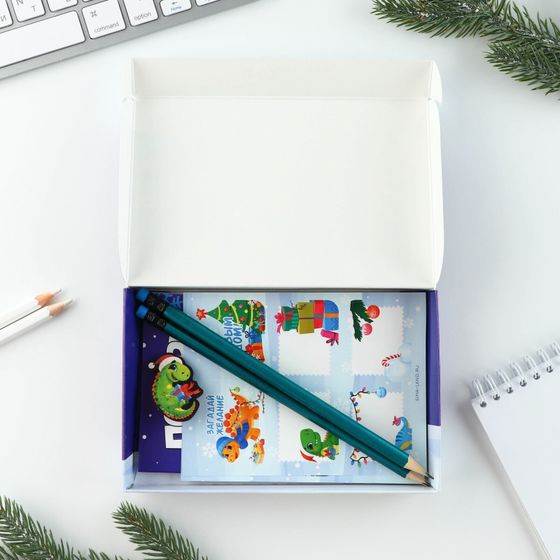 !09 Подарочный набор «Волшебство рядом»: блокнот, карандаши, наклейки и значок