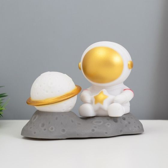 Фигурка светящаяся RISALUX «Крутой космонавт», LED-ночник, 2 Вт, RGB, от батареек 3×LR44, бело-золотой, 11×6×11 см
