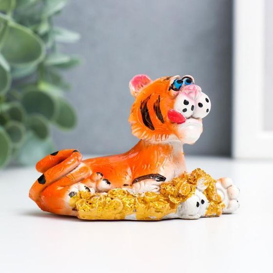 !09 Сувенир полистоун "Голубоглазый тигр с монетами/купюрами" МИКС 4х4х10 см