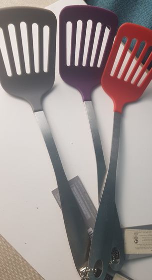 !09 Лопатка с прорезями 38 см. цвет микс