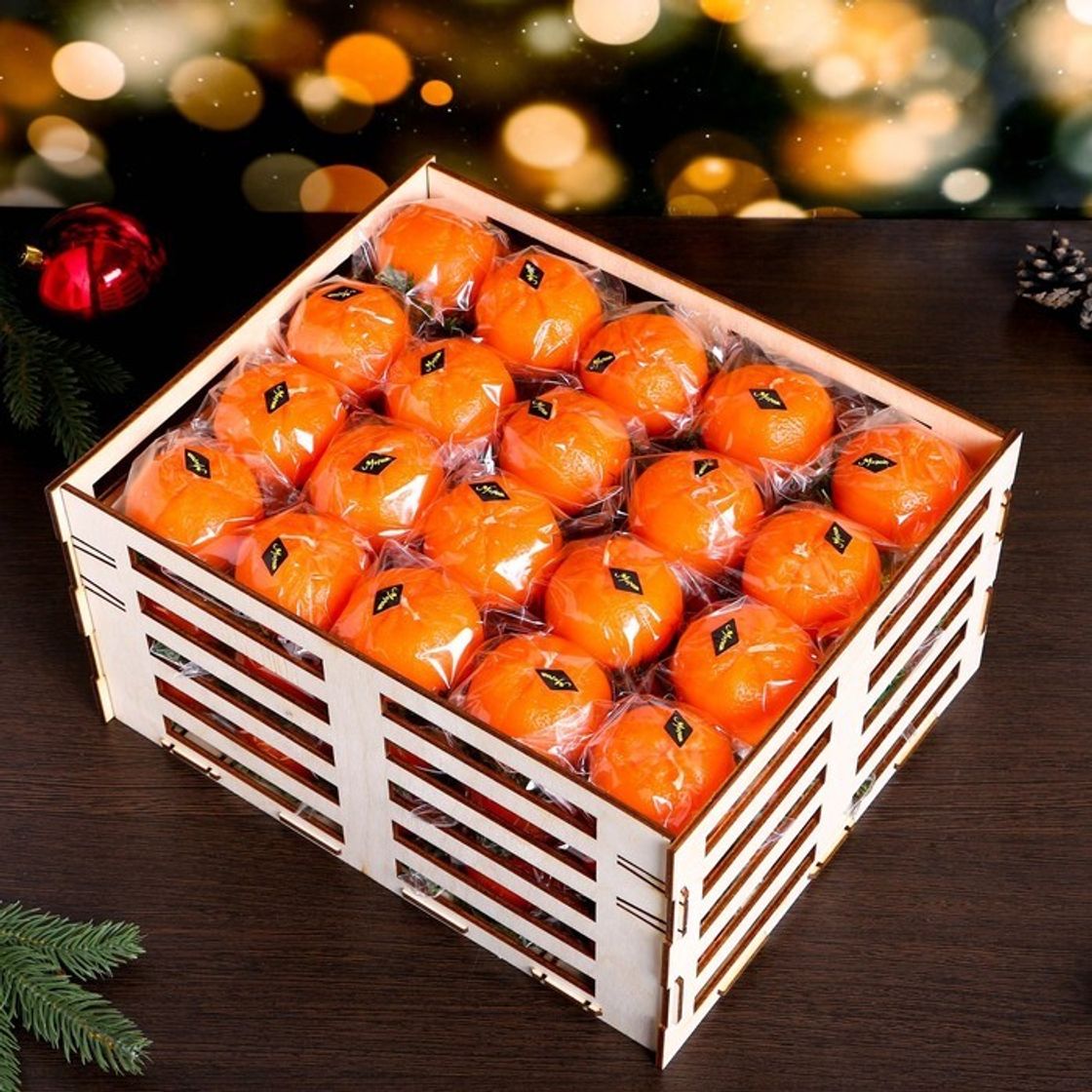 Подарить мандарины на новый год. Набор новогодних свечей мандарины в ящике. Коробка с мандаринами. Ящик с мандаринами в подарок. Подарочный ящик с мандаринами.