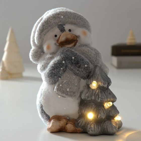 Сувенир керамика свет &quot;Пингвин в новогоднем колпаке и шарфике у ёлочки&quot; 12х8,8х15,8 см