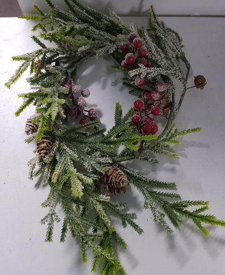 !09 Новогодний венок с шишками и ягодами d 18 см. 32 см.