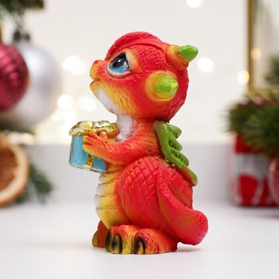 !09 Фигура "Дракончик с подарком" красная, 5,5х5х7,5 см.