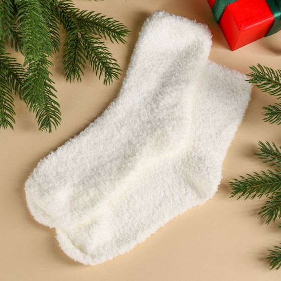 !09 Набор «Веселья в новом году»: чай со вкусом лесных ягод 50 г., крем-мед хлопковый 120 г., арахис в шоколадной глазури, 100 г., носки р-р: 36–39, термос 500 мл.