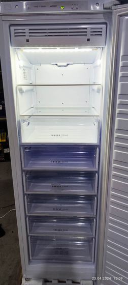 УЦЕНКА-Морозилка Бирюса Б-6047SN белый NoFrost(Б/У, следы эксплуатации, трещина на пластике панели управления, вмятина на торце двери, без документов)