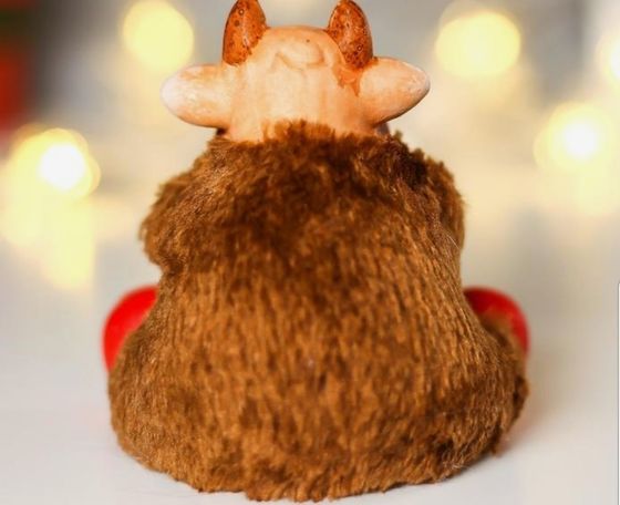 !09 НАБОР 2 ШТУКИ - Сувенир керамика &quot;Бычок Весельчак с подарком&quot; меховой