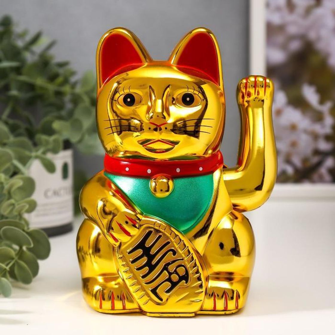 Сувениры котики. Кошка удачи Манеки-неко. Золотой Манэки нэко. Манэки нэко талисман удачи. Манэки нэко в Японии.