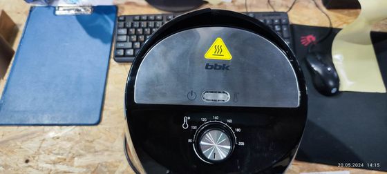 УЦЕНКА-Аэрогриль BBK AF323M 3,2л 1500Вт черный (Трещина на корпусе сверху, потёртости и царапины, отсутствует инструкция, плохая упаковка)