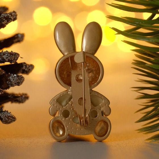 !Брошь новогодняя "Зайчик" в футболке со смайликом, цвет белый в матовом золоте