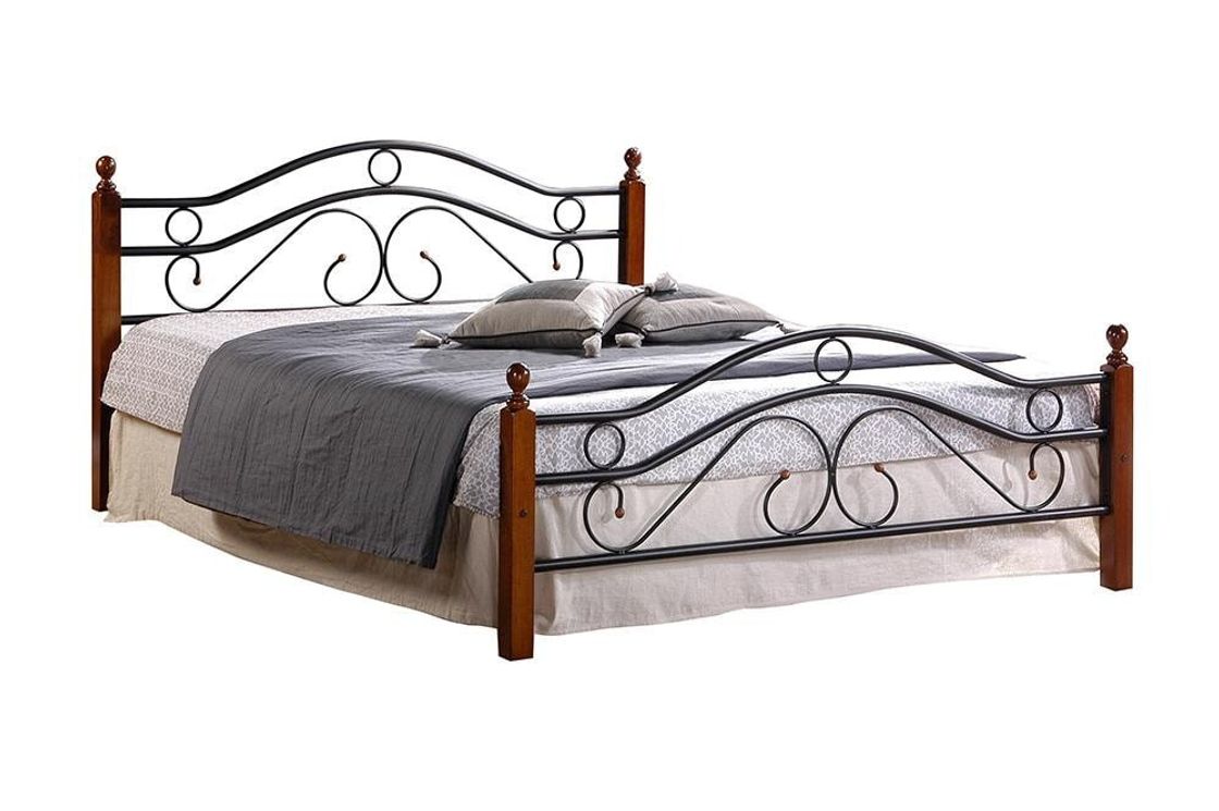 кровать деревянная с кованными элементами