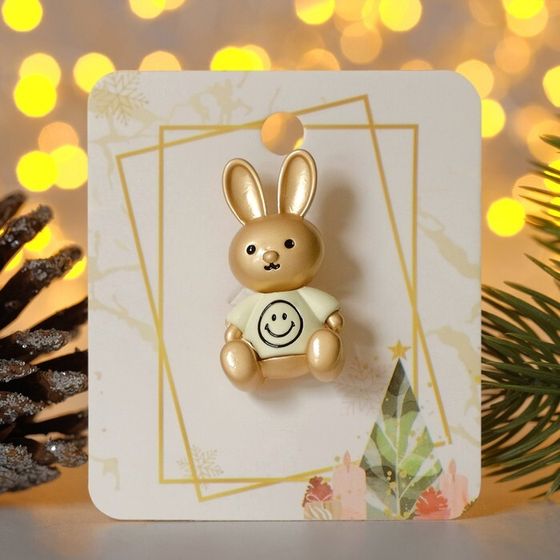 !Брошь новогодняя "Зайчик" в футболке со смайликом, цвет белый в матовом золоте