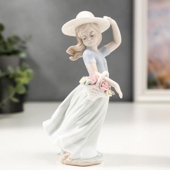 Сувенир керамика &quot;Девочка в шляпке с корзинкой цветов&quot; 9,5х16х6 см