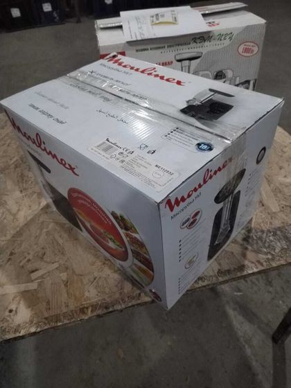 УЦЕНКА-Мясорубка Moulinex Compact HV1 ME112832 1600Вт черный/серебритстый-(небольшой скол пластика сверху, упаковка нарушена)