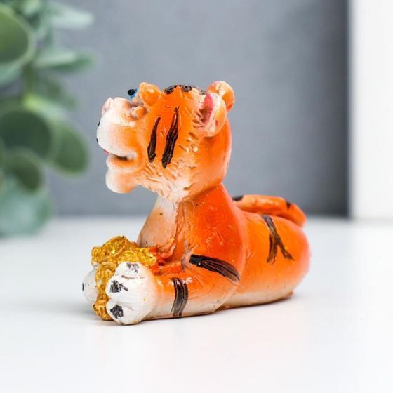 !09 Сувенир полистоун "Голубоглазый тигр с монетами/купюрами" МИКС 4х4х10 см