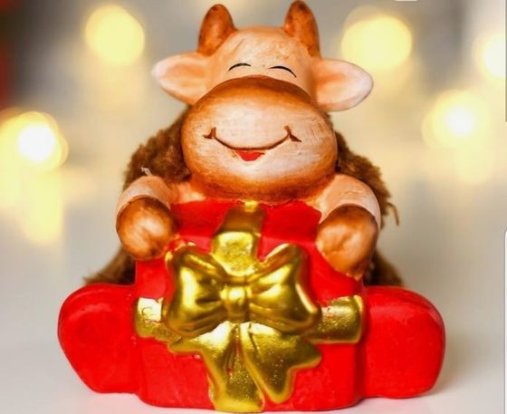 !09 НАБОР 2 ШТУКИ - Сувенир керамика &quot;Бычок Весельчак с подарком&quot; меховой