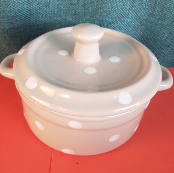 !09 Супница-кокотница круглая с крышкой, диаметр 10,5 см., высота 8,5 см. Франция Цвет бежевый