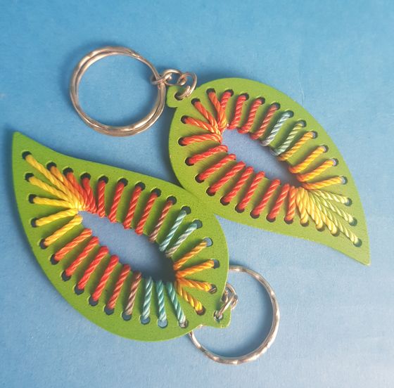 !09 Набор из 6-ти брелков &quot;ЛИСТИК&quot;:цвет желтый (4 штуки) + цвет зеленый (2 штуки)