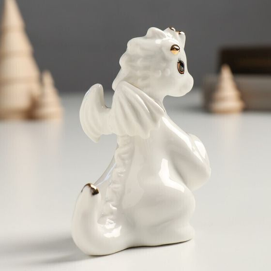 !09 Сувенир керамика &quot;Дракоша с монеткой - рубль&quot; бело-золотой 5х7х9 см.