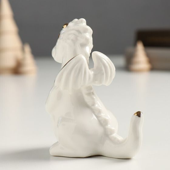 !09 Сувенир керамика &quot;Дракоша с монеткой - рубль&quot; бело-золотой 5х7х9 см.