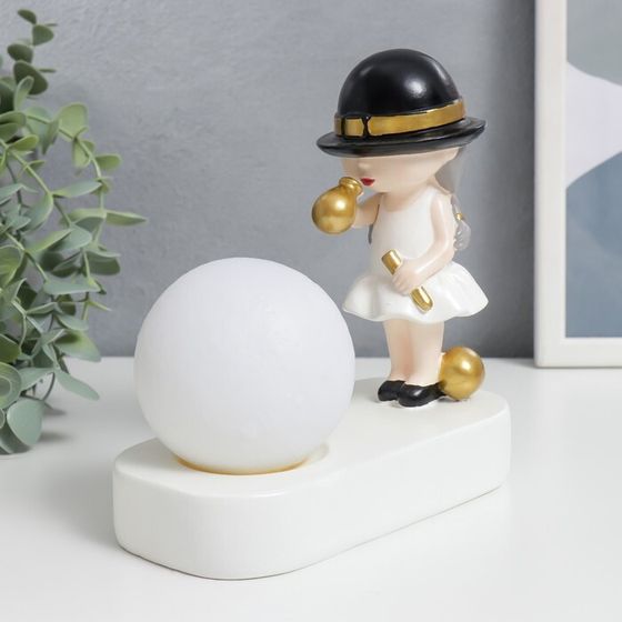 Сувенир полистоун свет &quot;Малышка в чёрной шляпке, с золотым пузырём у шара&quot; 16,5х8х16 см