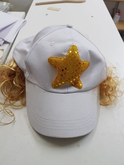 !09 Кепка карнавальная (набор 2 штуки) с париком/Бейсболка . Звезда Цвет белый