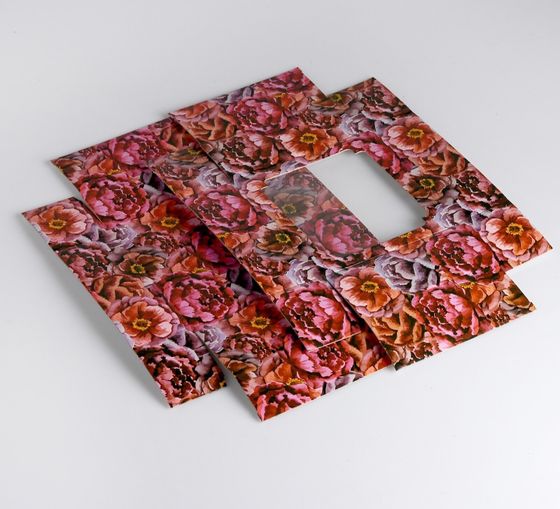 !09 Коробка подарочная крышка-дно, с окном "Букет пионов" 14,5 х 14,5 х 6 см.