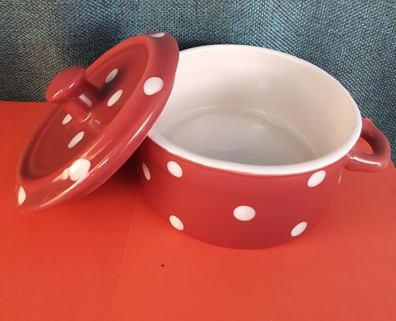 !09 Супница-кокотница круглая с крышкой, диаметр 10,5 см., высота 8,5 см. Франция Цвет красный